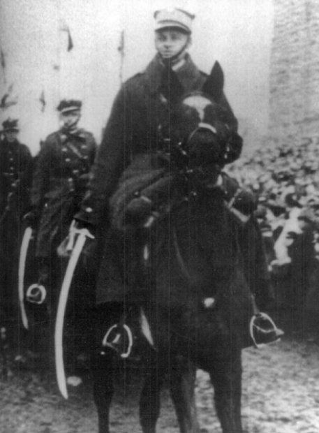 Witold Pilecki konno prowadzi defiladę wojskową w Lidzie. Zdjęcie i podpis z książki „Pilecki. Śladami mojego taty”.