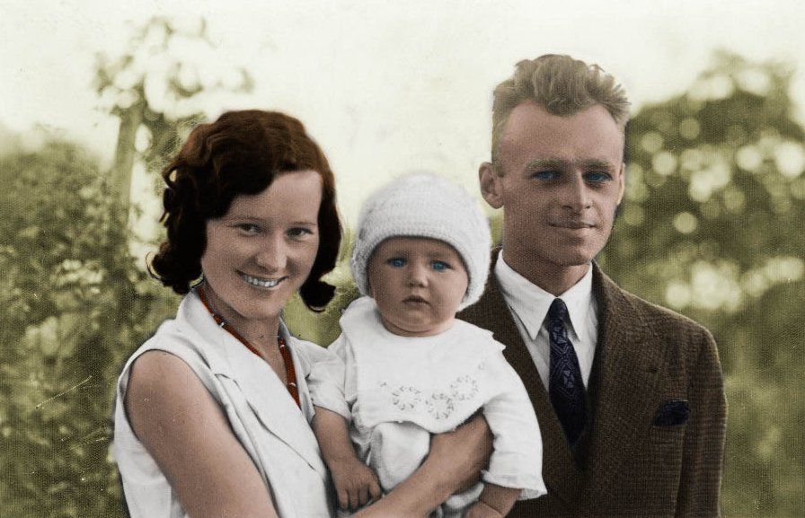 Witold Pilecki z żoną Marią i synkiem Andrzejem. Zdjęcie z 1933 roku (źródło: archiwum prywatne Andrzeja Pileckiego; koloryzacja: RK).
