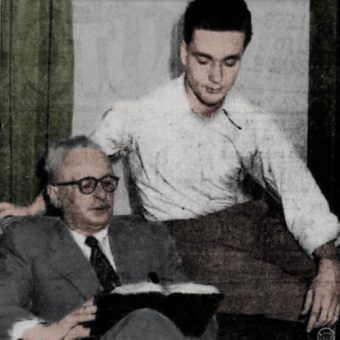 Walter Paul Schreiber z synem. To właśnie to zdjęcie pokazano Janinie Iwańskiej, a następnie przedrukowano w gazecie "The Waco News-Tribune" z lutego 1952 roku (koloryzacja: RK). Walter Paul Schreiber z synem. To właśnie to zdjęcie pokazano Janinie Iwańskiej, a następnie przedrukowano w gazecie "The Waco News-Tribune" z lutego 1952 roku (koloryzacja: RK).