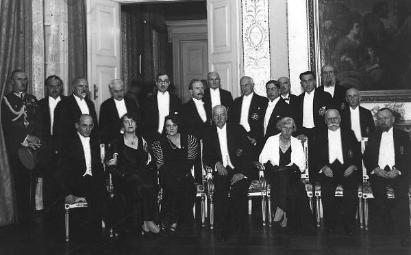 Nałkowska (druga od lewej w dolnym rzędzie) na sesji inauguracyjnej Polskiej Akademii Literatury w 1933 roku z udziałem Prezydenta RP Ignacego Mościckiego. Nikt nie mógł się wówczas spodziewać, że za parę lat wybuchnie wojna i pisarce przyjdzie szmuglować kartofle na własnych plecach.