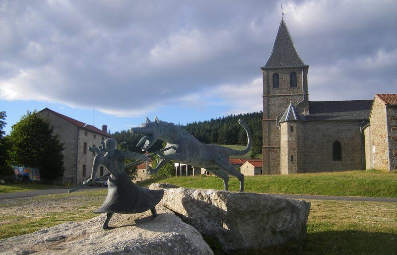 Bestia podczas walki z Marie-Jeanne Valet. Pomnik autorstwa Philippe'a Kaeppelina stojący przy kościele w Auvers (fot. Szeder László, lic. GFDL).