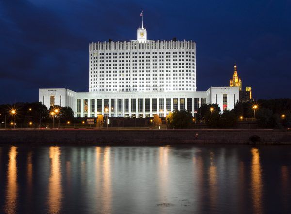 Biały Dom w Moskwie, dawniej budynek parlamentu Rosyjskiej Federacyjnej Socjalistycznej Republiki Radzieckiej, dziś siedziba rządu Federacji Rosyjskiej (fot. Sergey Korovkin 84, CC BY-SA 3.0).