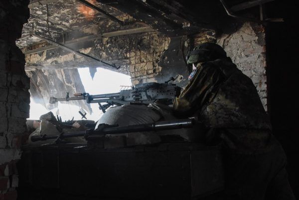Żołnierz prorosyjskich separatystów na stanowisku w ruinach lotniska w Doniecku (fot. Mstyslav Chernov, CC BY-SA 4.0).