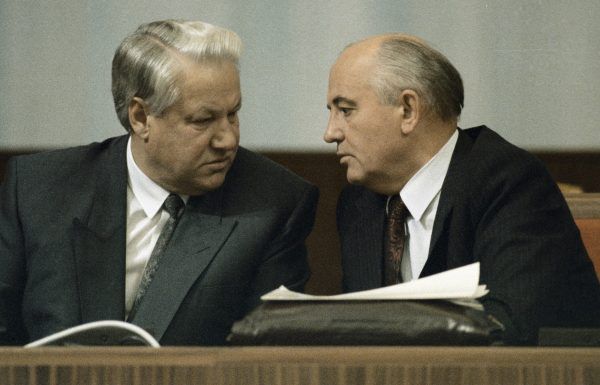 Borys Jelcyn i Michaił Gorbaczow (z prawej) zaciekle ze sobą rywalizowali, ale w sierpniu 1991 roku zostali na chwilę sojusznikami (fot. East News).