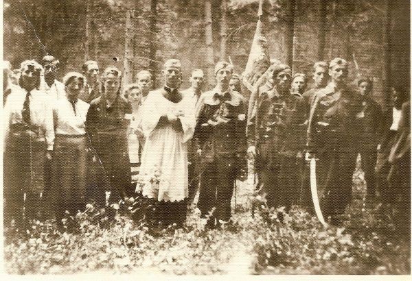 Zwykle partyzanci współpracowali z duchownymi, nie jak w Zakliczynie tego nieszczęsnego dnia. Na zdjęciu żołnierze Oddziału Leśnego "Lech" w czasie poświęcenia sztandaru (zdjęcie opublikowane na licencji CCA SA 2.0, autor nieznany).