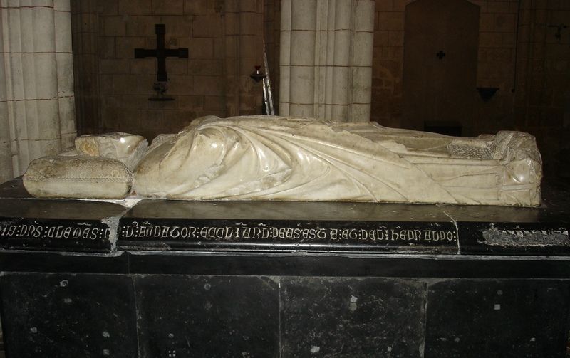 Nagrobek papieża Klemensa V w kolegiacie w Uzeste koło Bordeaux. Przywódca kościoła zmarł zaledwie miesiąc po spaleniu de Molaya (fot. Xabi Rome-Hérault, lic. CC BY 3.0).