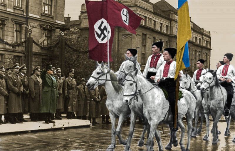 Aby Ukraińcy mogli wstępować do Waffen SS zrobiono z nich "Germanów". Na zdjęciu parada na część generalnego gubernatora Hansa Franka w Stanisławowie (źródło: domena publiczna; koloryzacja RK).
