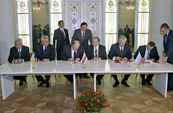 Przywódcy Rosyjskiej, Ukraińskiej i Białoruskiej SRR podpisują porozumienie o rozwiązaniu Związku Radzieckiego i utworzeniu Wspólnoty Niepodległych Państw (fot. RIA Novosti archive, image #848095 / U. Ivanov / CC-BY-SA 3.0).