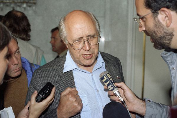 Mścisław Roztropowicz w rozmowie z dziennikarzami, 20 sierpnia 1991 (fot. Dmitrij Donskoj / RIA Novosti archive, image #20972 / CC-BY-SA 3.0).
