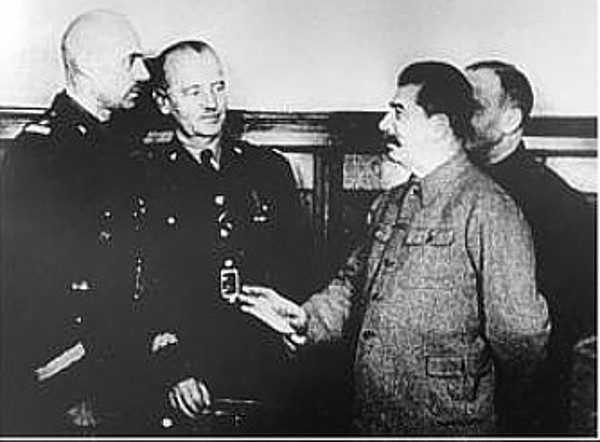 Mimo iż porozumienie Polaków z Sowietami zakładało jednakowe traktowanie wszystkich obywateli II RP, rzeczywistość okazała się inna. Na zdjęciu gen. Władysław Sikorski i gen Władysław Anders na spotkaniu ze Stalinem (fot. domena publiczna).