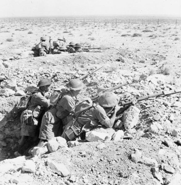Tak wyglądały alianckie okopy pod Tobrukiem. Tu na stanowiskach żołnierze australijscy (fot. N. Smith, ze zbiorów Imperial War Museum, nr E 4792; domena publiczna).