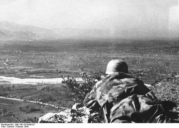 Broniący się żołnierze niemieccy mieli znakomity widok na alianckie pozycje w dolinach (fot. Bundesarchiv, Bild 146-1974-006-62 / Czirnich / CC-BY-SA 3.0).