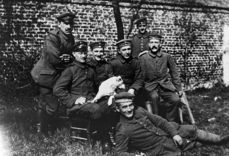 Adolf Hitler (pierwszy z prawej) na zdjęciu z okresu służby wojskowej (źródło: Bundesarchiv; lic. CC ASA 3.0).
