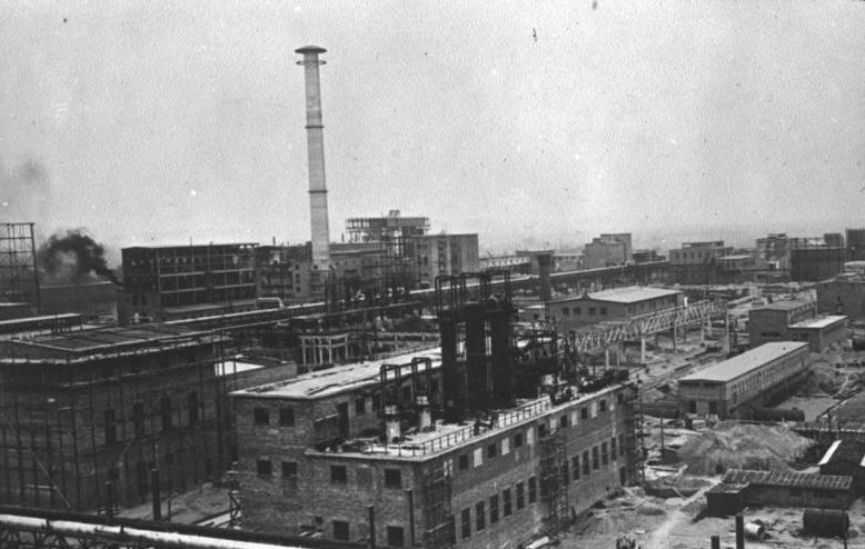Budowa zakładów chemicznych IG Farben w Monowicach. Zdjęcie z 1941 roku (źródło: Bundesarchiv; lic. CC ASA 3.0).