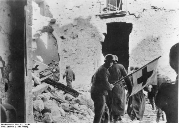 Działań ratunkowych pod Monte Cassino nie ułatwiał fakt, że Niemcy nie respektowali znaku Czerwonego Krzyża...