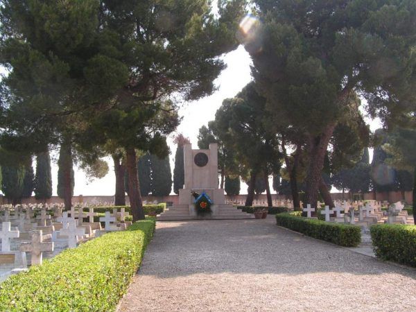 Polski cmentarz wojenny w Casamassima we Włoszech. Obok siebie spoczywają na nim przedstawiciele kilku narodowości (fot. Porcullus, CC BY 3.0).