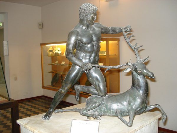 Herkules chwyta łanię kerynejską, prawdopodobnie rzymska kopia rzeźby Lizypa (fot. G.dallorto).