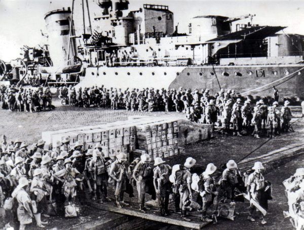 Żołnierze Brygady Karpackiej przybywają do Tobruku (fot. domena publiczna).
