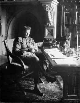Aleksander Kiereński w swoim gabinecie w Pałacu Zimowym (fot. domena publiczna).