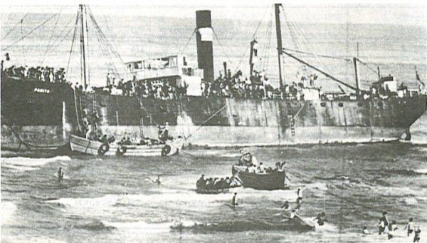Statek z żydowskimi osadnikami w porcie w Tel Avivie, 22 sierpnia 1939 roku (fot. domena publiczna).