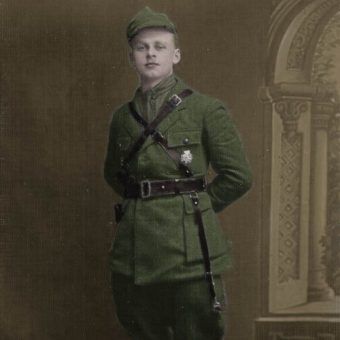 Witold Pilecki od najmłodszych lat uważał, że "interes Polski stoi ponad interesami partyjnymi". Na zdjęciu Witold w wieku dwudziestu trzech lat (źródło: archiwum prywatne Andrzeja Pileckiego; koloryzacja: RK). Witold Pilecki od najmłodszych lat uważał, że "interes Polski stoi ponad interesami partyjnymi". Na zdjęciu Witold w wieku dwudziestu trzech lat (źródło: archiwum prywatne Andrzeja Pileckiego; koloryzacja: RK).