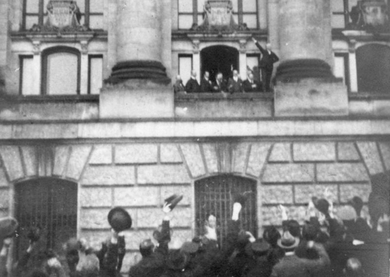 Powołanie do życia Republiki Weimarskiej było dla wielu niemieckich nacjonalistów "ciosem w plecy" zadanym przez socjaldemokratów, w szeregach których - jak podkreślano - znajdowało się wielu Żydów. Na zdjęciu Philip Scheidemann 9 listopada 1918 roku proklamuje republikę z okna gabinetu kanclerskiego (źródło: domena publiczna).