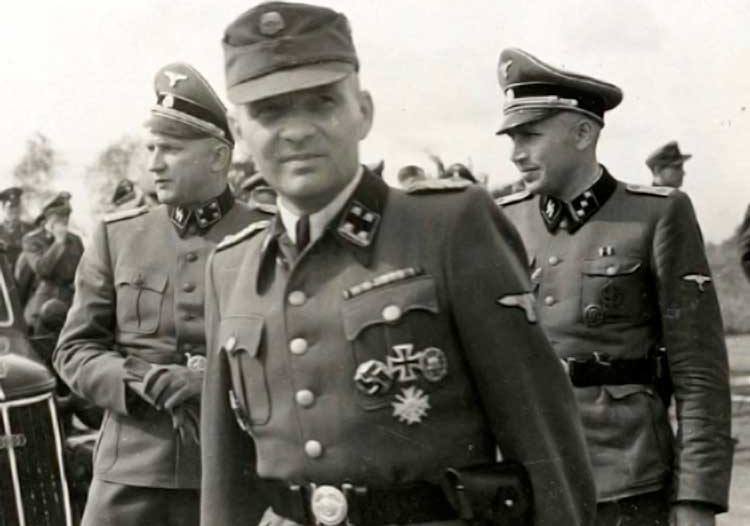 Rudolf Höss (w środku) w 1940 roku donosił Himmlerowi, że Auschwitz będzie stacją doświadczalną dla Wschodu (źródło: domena publiczna).