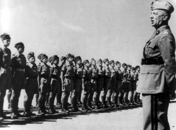 Gen. Władysław Sikorski wizytuje polską szkołę kadetów (junaków) na Bliskim Wschodzie w czerwcu 1943 roku. Mógł być już wówczas spokojny o lojalność białoruskich żołnierzy (fot. domena publiczna).