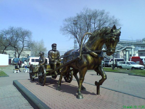 Pomnik osadników w Birobidżanie (fot. Glucke, CC BY-SA 3.0).