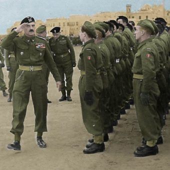 Generał Władysław Anders w czasie inspekcji Centrum Wyszkolenia Wojsk Pancernych we włoskim Gallipoli (źródło: domena publiczna; koloryzacja RK). Generał Władysław Anders w czasie inspekcji Centrum Wyszkolenia Wojsk Pancernych we włoskim Gallipoli (źródło: domena publiczna; koloryzacja RK).