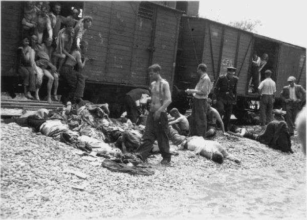 27 czerwca 1941 roku żołnierze rumuńscy zainicjowali pogrom w Jassach, w czasie którego zabitych zostało przynajmniej 8 tys. Żydów. Kolejnych 5 tys. pognano do pociągu towarowego i przez 8 dni wożono bez celu po okolicznych terenach. Wielu zmarło z głodu, pragnienia i braku powietrza (fot. Cartea Neagră, domena publiczna).