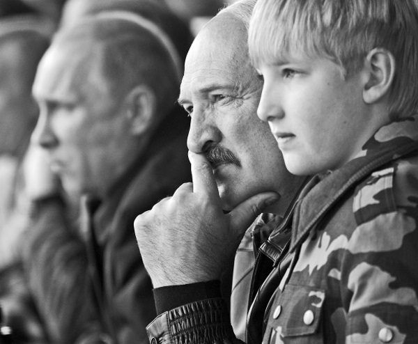 Kola Łukaszenko z ojcem w Grodnie w 2013 roku (fot. materiały prasowe książki "Dzieci dyktatorów").