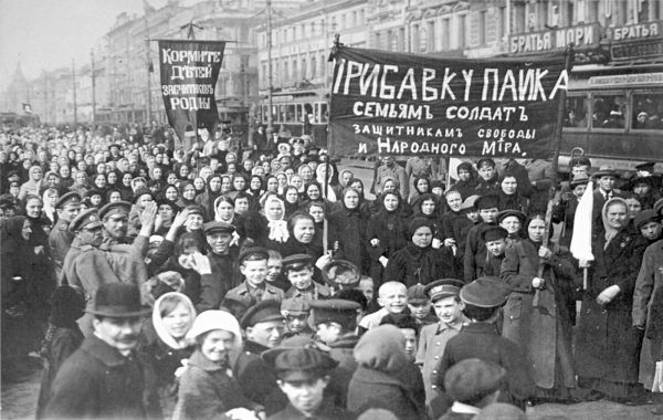 Demonstracja robotników w Piotrogrodzie, marzec 1917 r. (fot. domena publiczna).