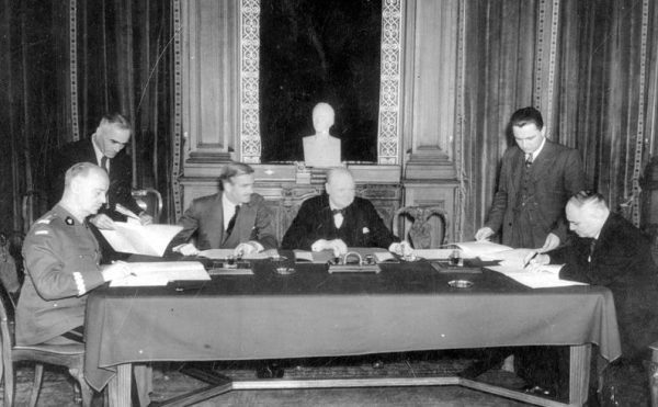 Podpisywanie układu Sikorski - Majski. Od lewej siedzą: Władysław Sikorski, Anthony Eden, Winston Churchill, Iwan Majski (fot. domena publiczna).