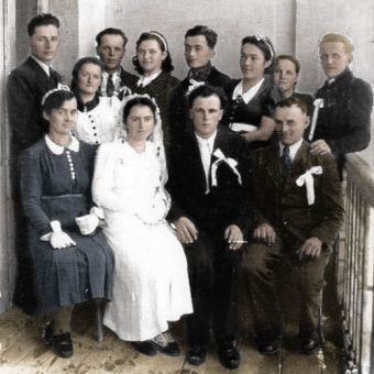 Zdjęcie ślubne z czasów okupacji zrobione 26 listopada 1942 roku w Błażowej. Przedstawia rodzinę pana Zdzisława Chlebka (koloryzacja: RK). Zdjęcie ślubne z czasów okupacji zrobione 26 listopada 1942 roku w Błażowej. Przedstawia rodzinę pana Zdzisława Chlebka (koloryzacja: RK).