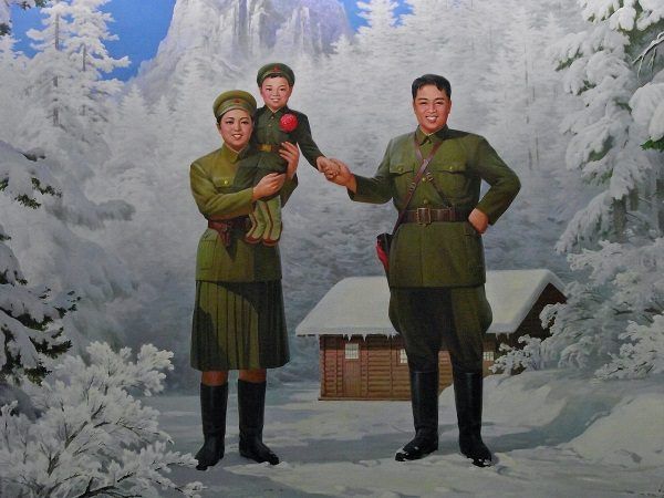 Zimowa sceneria u stóp Pektu San, a na jej tle Kim Ir Sen, Kim Dzog Suk i mały Kim Dzong Il, czyli święta rodzina koreańskiej rewolucji (zdjęcie opublikowane na licencji CCA 2.0, autor Mark Fahey, Sydney, Australia)