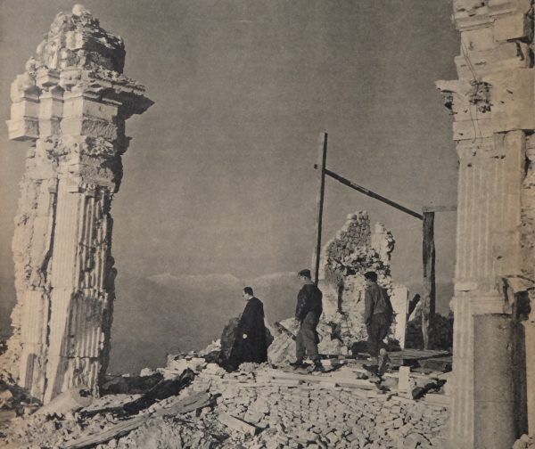 Stopień zrujnowania klasztoru na Monte Cassino dobrze pokazuje, jak bardzo zacięte były toczone tam walki (fot. domena publiczna).