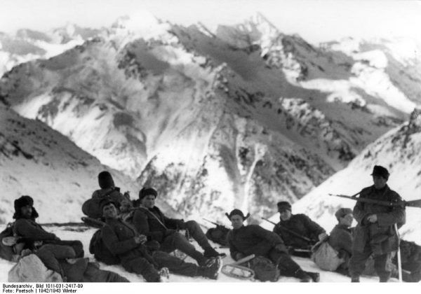 Niemieccy żołnierze na Kaukazie, grudzień 1942 roku (fot. Bundesarchiv, Bild 101I-031-2417-09 / Poetsch / CC-BY-SA 3.0).