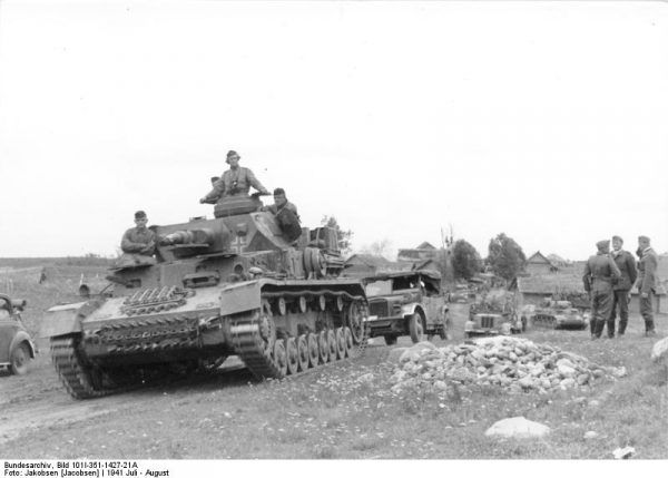 Panzer IV Ausf. E w Witebsku w okresie bitwy pod Smoleńskiem (fot. Bundesarchiv, Bild 101I-351-1427-21A / Jakobsen [Jacobsen] / CC-BY-SA 3.0).