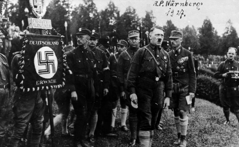 Naziści szykują się do przejęcia władzy... jak Sithowie (Parteitag w Norymbergii, 1927 rok, Bundesarchiv, Bild 146-1969-054-53A, lic. CC-BY-SA 3.0 de).