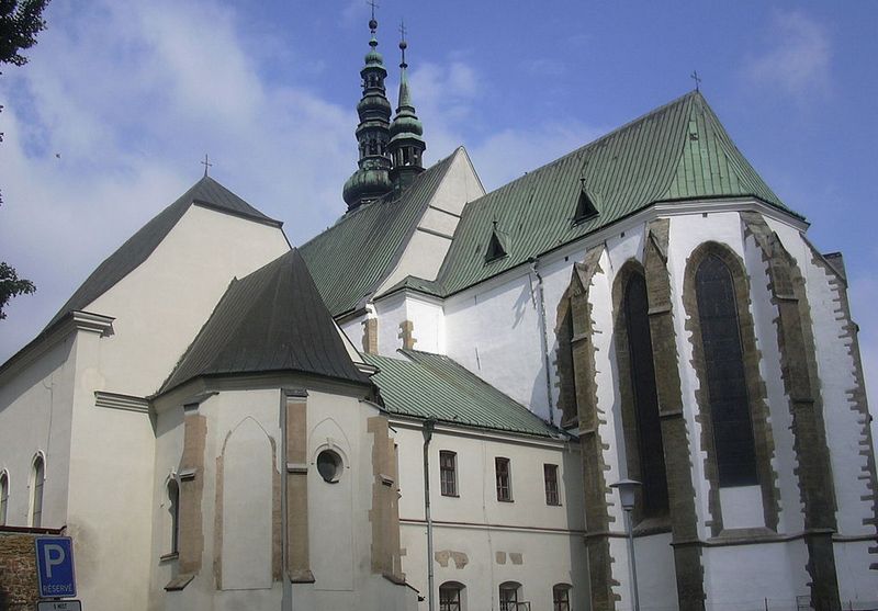 Kościół w Prostějovie oraz kaplica Świętego Krzyża (z lewej). To właśnie w niej odnaleziono pochówek wampiryczny (fot. Pernak; lic. CC ASA 3.0).