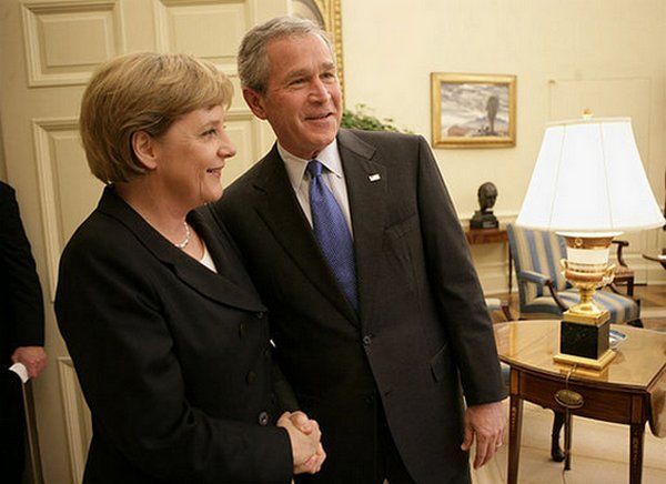 Angela Merkel i George W. Bush w Białym Domu na dwa miesiące przed pamiętnym szczytem G-8. Czyżby już planował atak na szyję pani kanclerz? (fot. Eric Draper, domena publiczna).