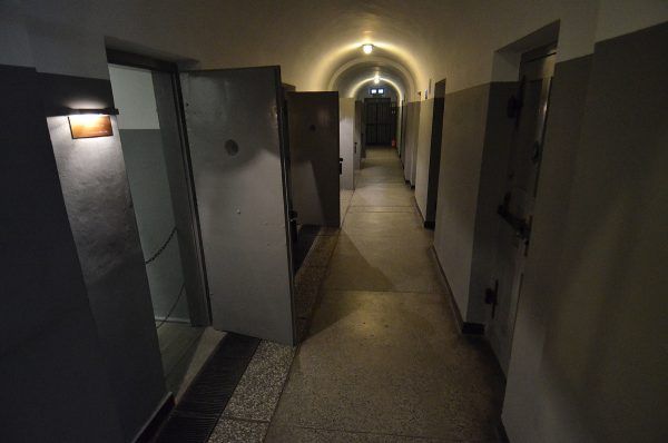 Więzienny korytarz na Pawiaku, dziś muzeum (fot. Adrian Grycuk, CC BY-SA 3.0 PL).