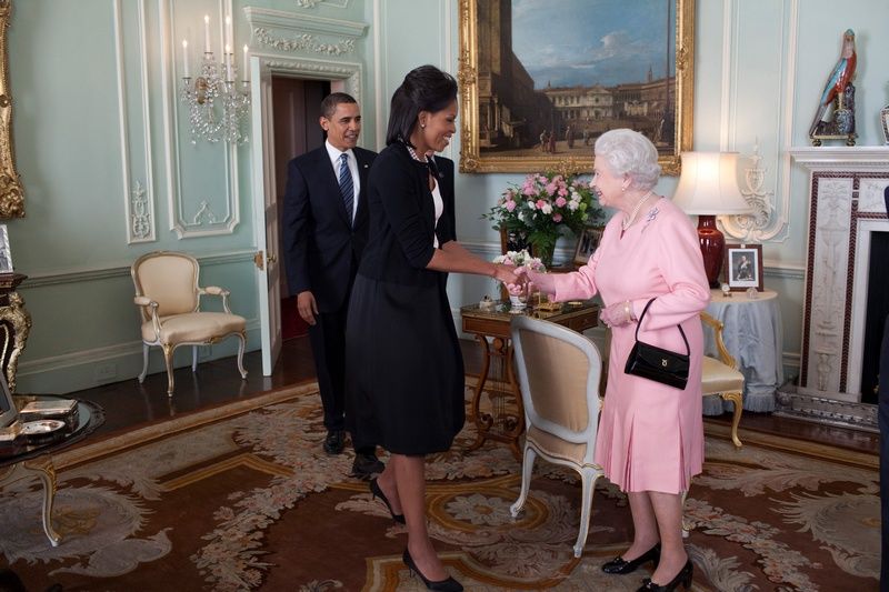 Państwo Obama witają się z królową w Pałacu Buckingham 2 lata przed wypełnioną gafami wizytą (Official White House Photo, autor Pete Souza, domena publiczna).