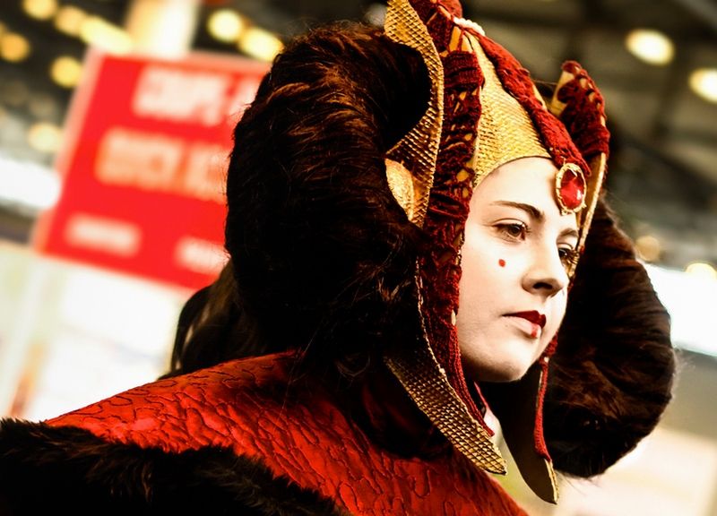 "Więc tak ginie wolność. Przy burzy oklasków". Cosplayerka jako Padmé Amidala na Expo 2012 we Francji (fot. Katunechan, lic. CC BY-SA 3.0, wikimedia commons).