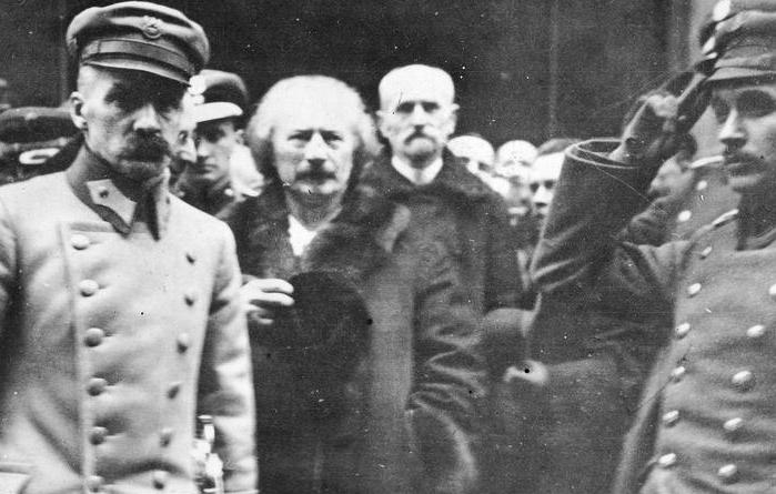 Stanisław Wojciechowski i Józef Piłsudski byli długoletnimi przyjaciółmi i współpracownikami. Wszystko się zmieniło po tym jak Wojciechowski został prezydentem. Na zdjęciu z lutego 1919 roku od lewej Piłsudski, Paderewski i Wojciechowski w przed katedrą św. Jana w Warszawie (źródło: domena publiczna).