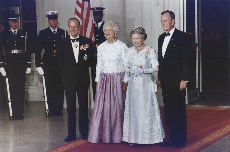Królowa Elżbieta z mężem oraz George Bush senior z żoną w Białym Domu, rok przed gadającym kapeluszem (fot. Susan Biddle, U.S. National Archives and Records Administration, domena publiczna).