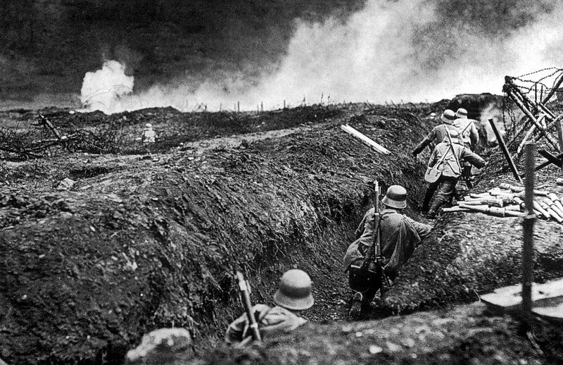 Niemieccy szturmowcy przedzierający się przez okopy w okolicach Sedanu, maj 1917 roku. Jakieś skojarzenia? (źródło: domena publiczna).