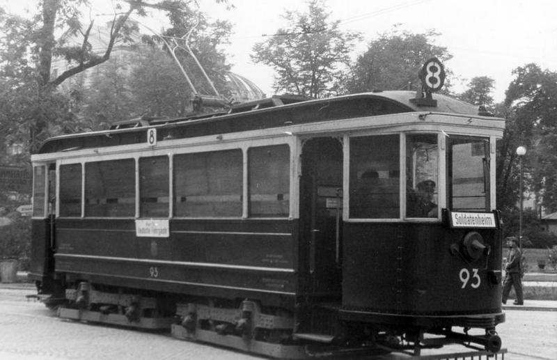 Krakowski tramwaj linii numer 8, „Nur für Deutsche”. Właśnie w miejscach przeznaczonych "tylko dla Niemców" AK stosowała środki masowego rażenia (źródło: domena publiczna).