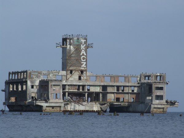 Ruiny niemieckiej torpedowni w Gdyni (fot. Joymaster, domena publiczna).